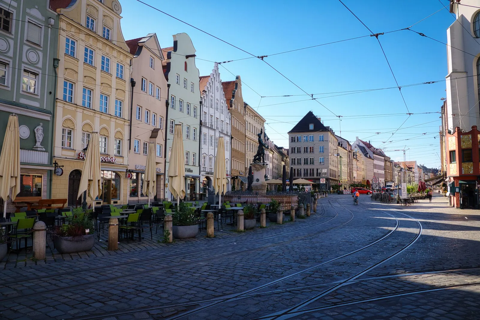 Maximilianstraße in der Augsburger Altstadt mit Straßenbahngleisen