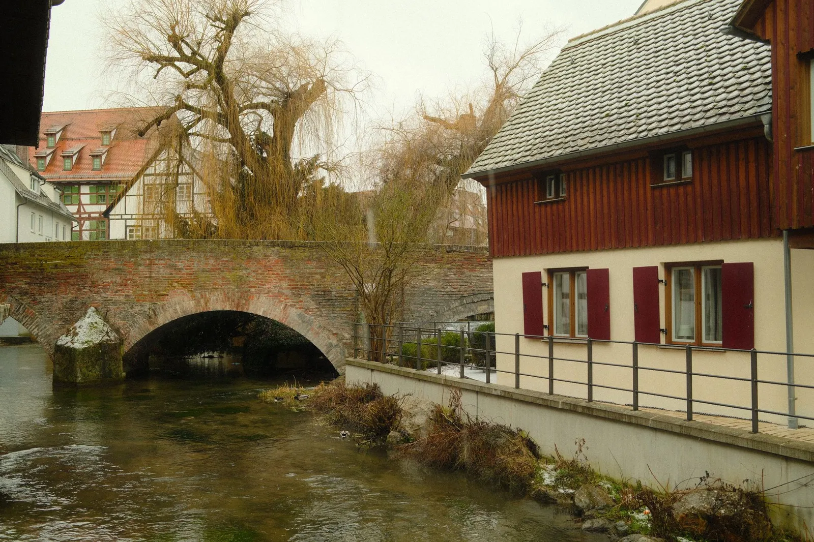 Altstadt von Ulm mit Steinbrücke und Fachwerkhaus am Wasser