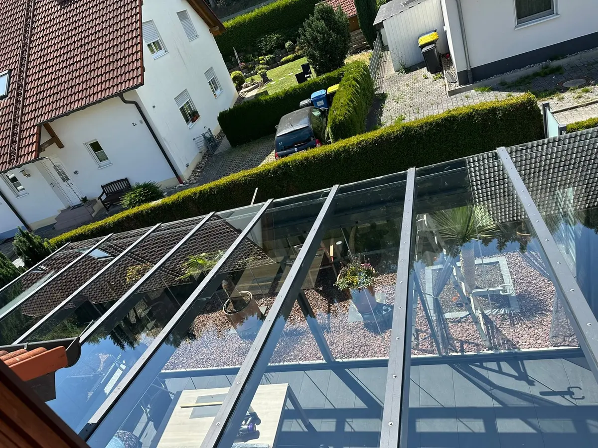 Streifenfrei gereinigtes Glasdach der Terrassenüberdachung nach der Reinigung